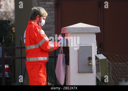 Modena, Italia. 11 aprile 2020. San Prospero (Mo). I volontari Anpas distribuiscono a porta le maschere necessarie per contenere la diffusione del Coronavirus (ROBERTO BRANCOLINI/Fotogramma, Modena - 2020-04-11) p.s. la foto e' utilizzabile nel rispetto del contenuto in cui e' stata battuta, e senza intenzione diffondere il tuo libro delle persone rapate/Live Photo Agency Srl Foto Stock