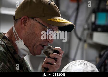 Porto di Apra, Guam. 11 Aprile 2020. ADM. Vice Navy USA. William Merz, comandante della U.S. 7th Fleet, consegna un discorso all'equipaggio della portaerei USS Theodore Roosevelt (CVN 71) il 7 aprile 2020. Merz è arrivato a Guam per assaggi e sostenere gli sforzi di recupero COVID-19 in corso per l'equipaggio di Theodore Roosevelt. Theodore Roosevelt si trova a Guam per una visita al porto programmata per il rifornimento e il riposo dell'equipaggio durante il loro spiegamento programmato nell'Indo-Pacific. Foto di MC3 Brandon Richardson/U.S. Navy/UPI Credit: Notizie live UPI/Alamy Foto Stock