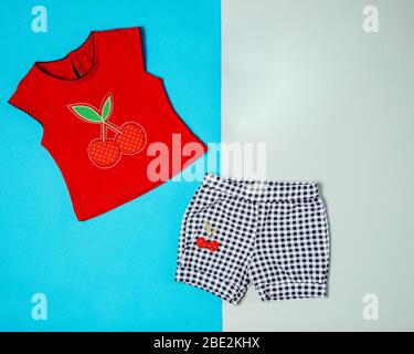 t-shirt e short in tessuto rosso e a quadri con stampa ciliegia Foto Stock