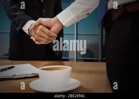 collaborazione di successo e concetto di partner fiducioso, le persone si stringono le mani con il cliente dopo aver concluso un accordo commerciale di successo Foto Stock