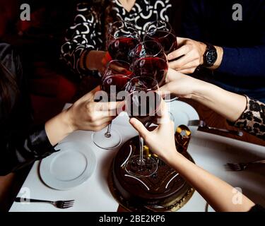 bicchieri di vino rosso e torta al cioccolato Foto Stock