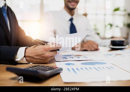 Amministratore business man ispettore finanziario pianificazione con segretaria contabile fare rapporto, discutere i grafici e i grafici che mostrano i risultati Foto Stock