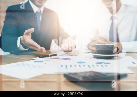 Amministratore business man ispettore finanziario pianificazione con segretaria contabile fare rapporto, discutere i grafici e i grafici che mostrano i risultati Foto Stock