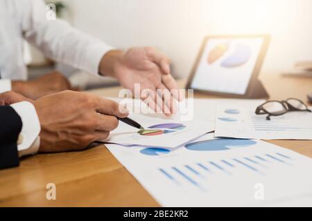 Amministratore business man ispettore finanziario pianificazione con segretaria contabile fare rapporto, discutere i grafici e i grafici che mostrano i risultati Foto Stock