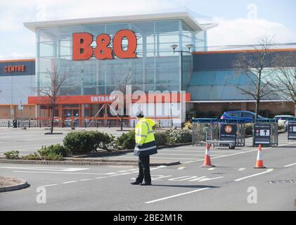 Paisley, Renfrewshire, Scozia, 11 aprile B&Q vicino Paisley. Normalmente uno dei giorni più trafficati dell'anno il superstar del fai da te accetta soltanto i clienti di scatto e di raccolta. Weekend di Pasqua durante il blocco del cosid-19 nel Regno Unito. Foto Stock