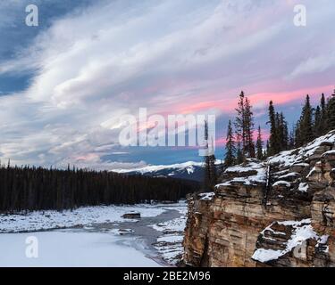 Fiume Athabasca parzialmente congelato, sopra le cascate Athabasca, guardando verso il Monte Edith Cavell, Jasper National Park, Alberta, Canada Foto Stock