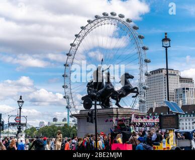 Londra, Inghilterra, Regno Unito - 8 settembre 2019: La famosa statua eroica boadicea e l'occhio di Londra attraversano il Tamigi in una giornata di sole Foto Stock