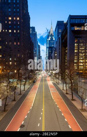 Strada vuota 42nd da Tudor City guardando ovest durante la quarantena di coronavirus a New York City. Foto Stock