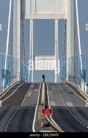 Un deserto Severn Bridge che collega l'Inghilterra e il Galles di solito occupato su una festa bancaria, come le restrizioni del governo continuano a contenere coronavirus. Foto Stock