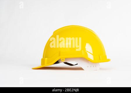 casco in costruzione giallo isolato su sfondo bianco Foto Stock