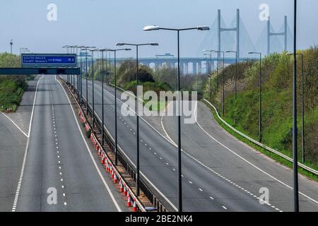 Una M4 deserta sul ponte del Principe di Galles durante il fine settimana di pasqua, mentre le restrizioni del governo britannico continuano a contenere coronavirus. Foto Stock