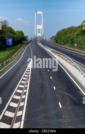 Un deserto Severn Bridge che collega l'Inghilterra e il Galles di solito occupato su una festa bancaria, come le restrizioni del governo continuano a contenere coronavirus. Foto Stock