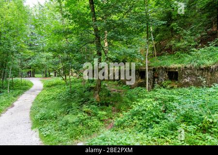 Rovine della casa di Adolf Hitler, il Berghof, nell'Obersalzberg, Alpi Bavaresi vicino a Berchtesgaden, Baviera, Germania. Foto Stock