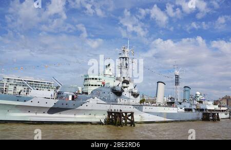 L'incrociatore HMS Belfast è permanentemente ormeggiato come nave museo sul Tamigi a Londra. Foto Stock