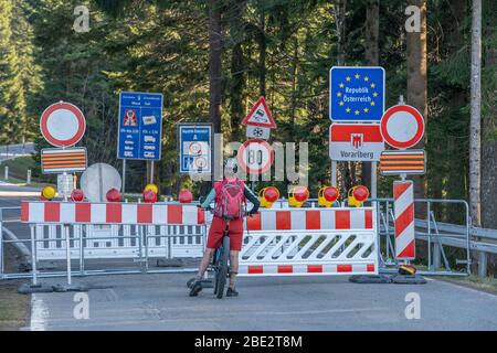 Sulzberg, Vorarlberg/ Austria - 04-08-2020, anche le strade di campagna, che dalla Germania portano all'Austria sono chiuse alla linea di confine due Corona safety measur Foto Stock