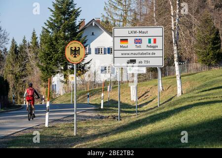 Oberreutte, Baviera/Germania - 08-04-2020, consigli consultivi e pedaggio per autotrasportatori su una strada di campagna in un valico di frontiera Austria-Germania in Baviera, G. Foto Stock