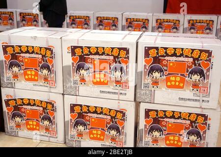 (200411) -- OSAKA, 11 aprile 2020 (Xinhua) -- Fotografie di salute al Consolato Generale Cinese di Osaka, Giappone, 11 aprile 2020. Il consolato generale distribuirà complessivamente diecimila pacchetti sanitari agli studenti cinesi stranieri del distretto consolare. (Consolato Generale Cinese a Osaka/Handout via Xinhua) Foto Stock