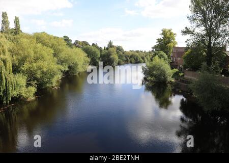 Il fiume Tees a Yarm guardando a valle del ponte Yarm in una giornata di sole con nuvole refelcted in acqua Foto Stock