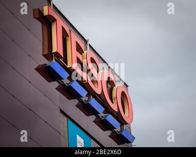 PRAGA, CZECHIA - 4 NOVEMBRE 2019: Logo Tesco sul loro principale supermaket a Szeged. Tesco è un supermercato britannico, generi alimentari e merchandising generale r Foto Stock