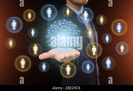 Connessioni sociali a disposizione dell'uomo in tuta Foto Stock