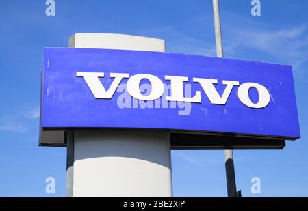 Mönchengladbach, Germania - aprile 9. 2020: Vista sul logo Volvo isolato contro il cielo blu Foto Stock