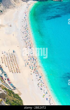 Veduta aerea della spiaggia di Myrtos in Cefalonia Ionian isola in Grecia. Una delle spiagge più famose del mondo con acque cristalline turchesi Foto Stock