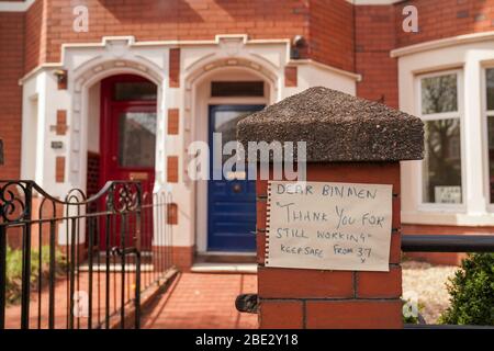 Cardiff, Galles, Regno Unito. 11 Aprile 2020. I residenti di Cardiff lasciano messaggi di sostegno per gli uomini bin, classificati come lavoratori essenziali, durante la chiusura di Coronavirus. Cardiff, Galles, Regno Unito. Credit: Haydn Denman/Alamy Live News Foto Stock