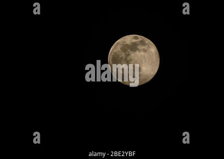 Primo piano di una luna piena sul lato destro dell'immagine (orientamento orizzontale) Foto Stock