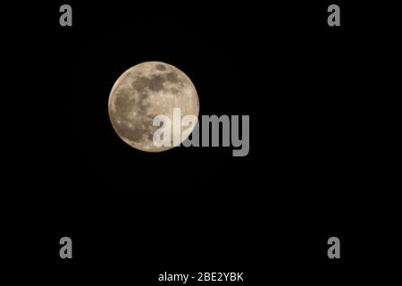 Primo piano di una luna piena sul lato sinistro dell'immagine (orientamento orizzontale) Foto Stock