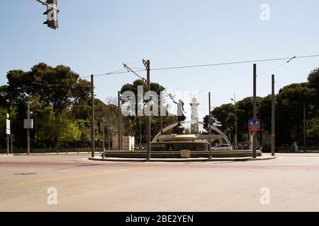 Izmir, Turchia - 10 aprile 2020: Porta di Montro di Izmir Fiera Internazionale non persone fuori e nessun veicolo sulle strade a causa di Pandemi Coronavirus Foto Stock