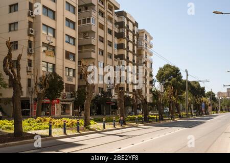 Izmir, Turchia - 10 aprile 2020: Le strade di Alsancak sono vuote a causa dei pandemi di Coronavirus. La gente di is izmir sta rimanendo a casa. Foto Stock