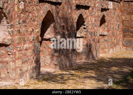 Antichi archi in pietra su una tomba nel Lodi Garden - Nuova Delhi, India Foto Stock