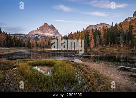 Bella serata autunnale Lago di Antorno e Tre Cime di Lavaredo (Lago di Antorno e tre Cime di Lavaredo), Dolomiti, Italia. Viaggio pittoresco, Foto Stock