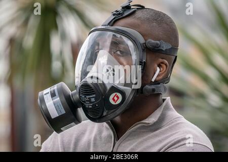 Londra, Regno Unito. 11 aprile 2020. Coronavirus: Un uomo completamente mascherato al viso, protetto, attende fuori di un supermercato a Greenwich per il suo turno di ottenere generi alimentari. Credit: Guy Corbishley/Alamy Live News Foto Stock