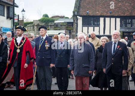 Residenti, turisti e funzionari della città, alcuni in costume d'epoca, si trovano in silenzio a Shaftsbury il giorno della memoria 11 novembre 2011. Foto Stock