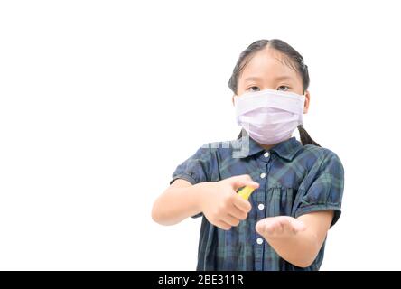 La ragazza asiatica indossa una maschera igienica e premi lo spray di alcol alla sua mano o proteggere il coronavirus Wuhan e virus epidemico. Coronavirus o concetto covid-19 iso Foto Stock