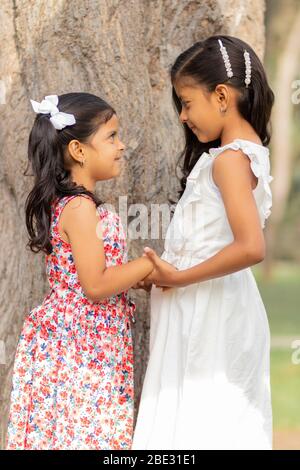 Piccole sorelle teneri che si abbracciano e mostrano il loro vero amore Foto Stock