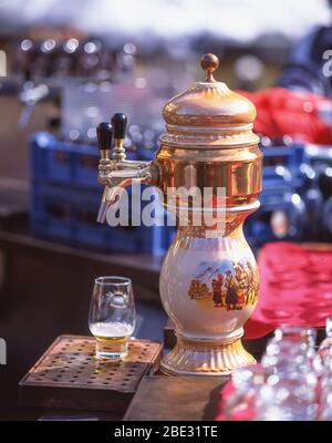 Pompa per birra tradizionale in ceramica al bar esterno, Innere Stadt, Vienna (Wien), Repubblica d'Austria Foto Stock