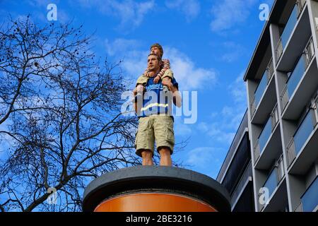 'äulenheilige' (santi su colonne) è un progetto artistico di C.Pöggeler che mostra sculture realistiche di persone normali che si trovano su colonne pubblicitarie. Foto Stock