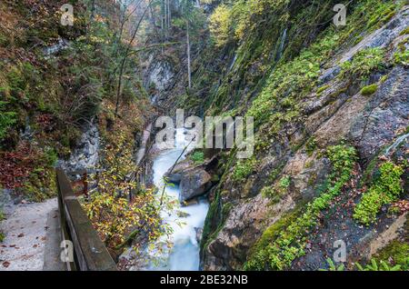 Montagna autunno Wimbachklamm gola e Wimbach ruscello con percorso in legno, Berchtesgaden parco nazionale, Alpi, Baviera, Germania. Pittoresca traversa Foto Stock