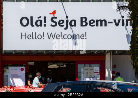 Acquirenti durante l'epidemia di Coronavirus in un supermercato a Cascais, Portogallo Foto Stock