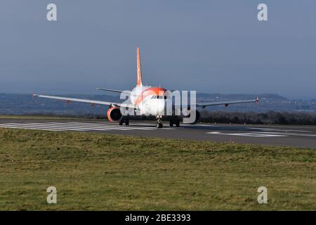 OE-LKQ easyJet EUROPE AIRBUS A319-100 a terra all'Aeroporto Internazionale di Bristol il 6 febbraio 2020 Foto Stock