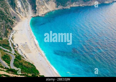 Veduta aerea della spiaggia di Myrtos in Cefalonia ionian isola in Grecia. Una delle spiagge più famose del mondo con acque cristalline turchesi Foto Stock