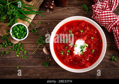 Borscht tradizionale ucraino, zuppa di verdure con pomodoro, barbabietola, carota, patate, pepe, cavolo e verdure fresche, zuppa di barbabietole. Vegetariano sano f Foto Stock