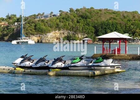 Biscarrosse , Aquitaine / France - 03 03 2020 : yamaha e Sea-Doo moto d'acqua personali, parcheggiate sul pontile galleggiante del molo Foto Stock