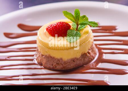 Mousse di frutta con cioccolato, fragola e menta Foto Stock