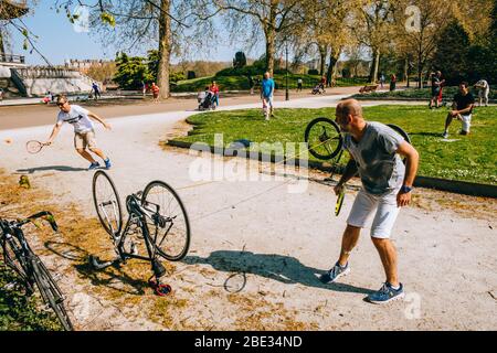 Battersea Park, Londra, Regno Unito. 11 Aprile 2020. La gente infila due corde di bungee tra le biciclette per improvvisare un campo da tennis davanti alla Pagoda della Pace nel Parco di Battersea. Poiché tutte le strutture per il tennis sono chiuse a causa del blocco del virus Corona, la gente ha trovato altri modi per essere socialmente lontani ma ottenere l'esercizio fisico durante l'attuale pandemia Covid-19. Credit: Tom Leighton/Alamy Live News Foto Stock