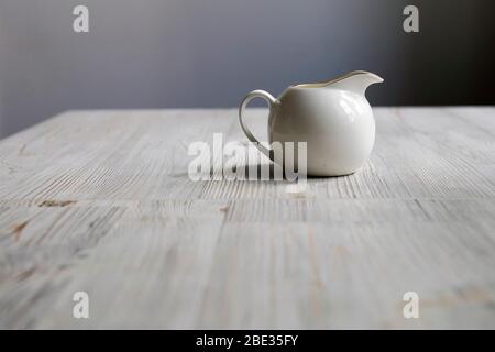 Bianco porcellana graty barca su un tavolo in legno in cucina. Spazio di copia Foto Stock