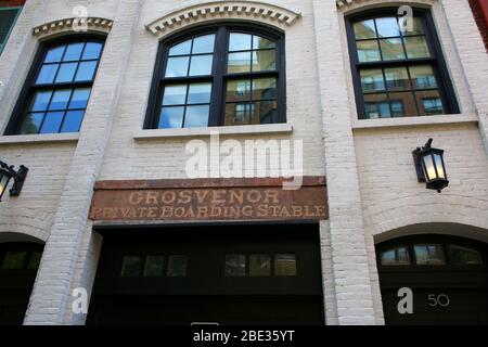 Edificio a 50 West 10th Street in West Village, ora residenza privata, precedentemente occupato da Edward Albee, era una volta un cavallo a tre piani Foto Stock