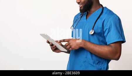 Corto di medico africano utilizzando tablet digitale Foto Stock